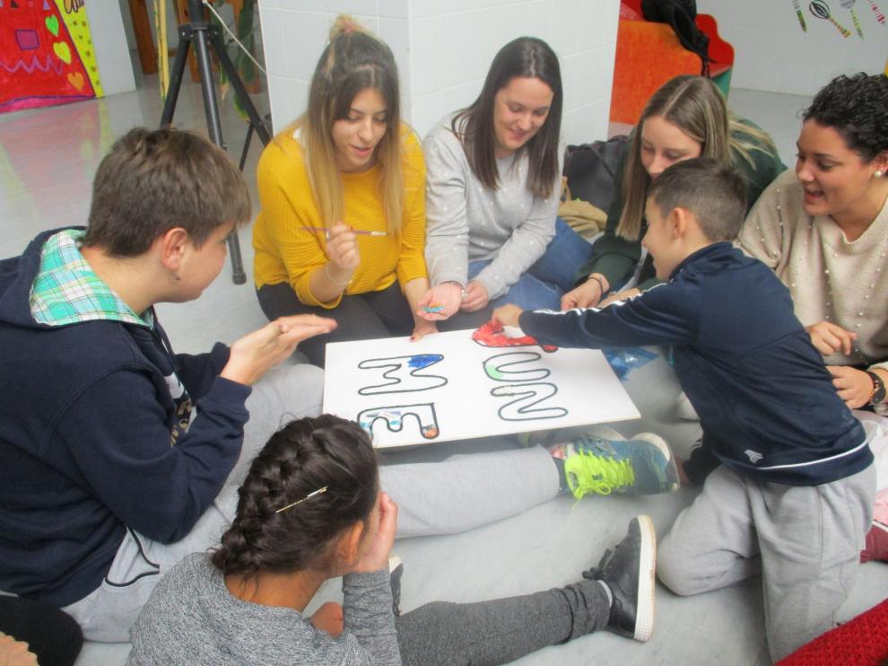 Decoración de un mural en el colegio Gloria Fuertes de Andorra.