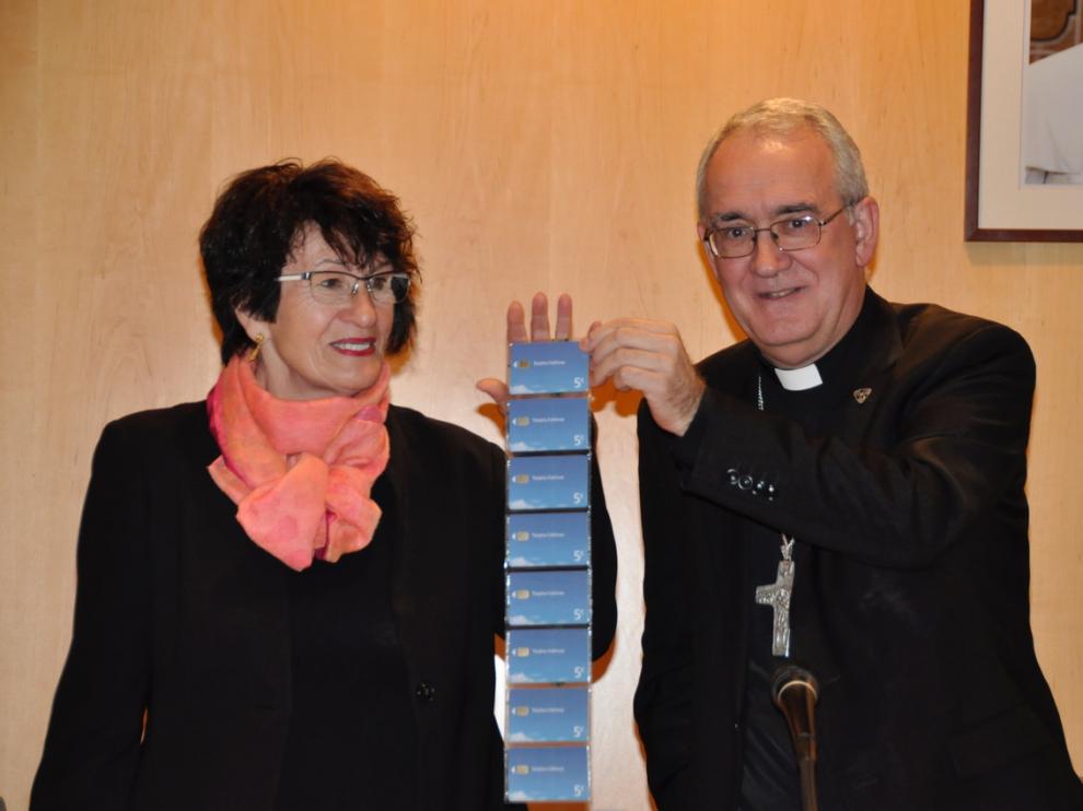 Isabel Escartín, coordinadora de la campaña, y el obispo Ángel Pérez Pueyo, coordinador de la Pastoral Penitenciaria en Aragón.