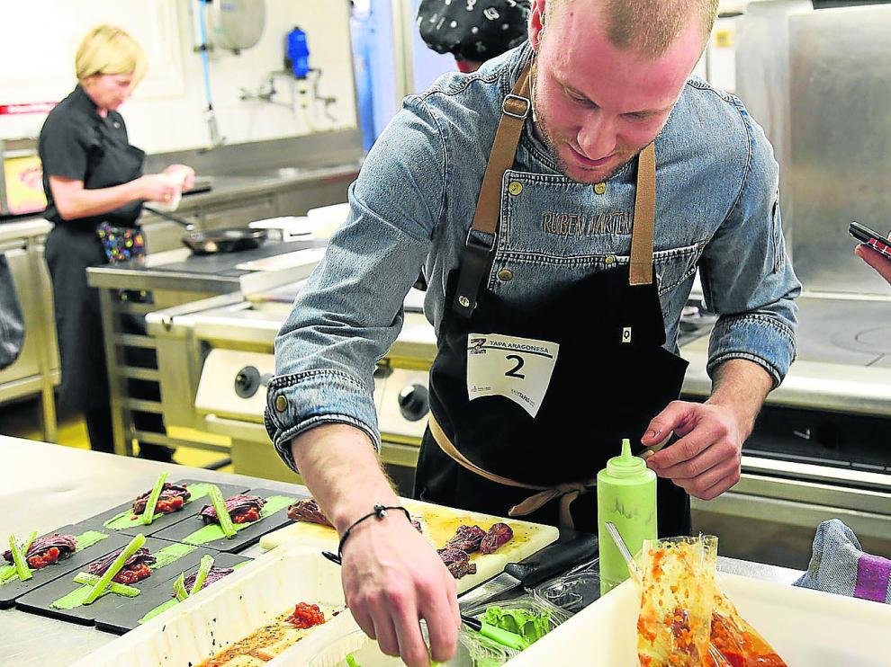 Rubén Martín, autor de 'Tataki baturro', se proclamó ayer ganador del Concurso de Tapas de Zaragoza y provincia.