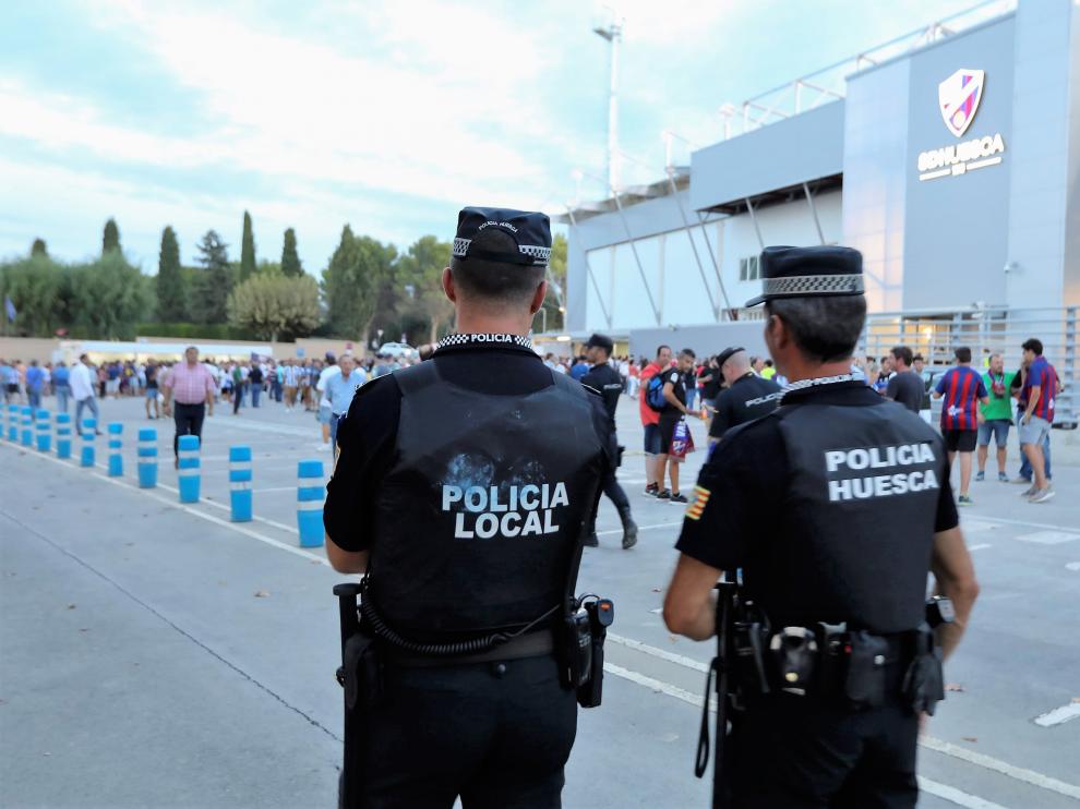 Dos policías locales en un servicio en el campo de fútbol de El Alcoraz.