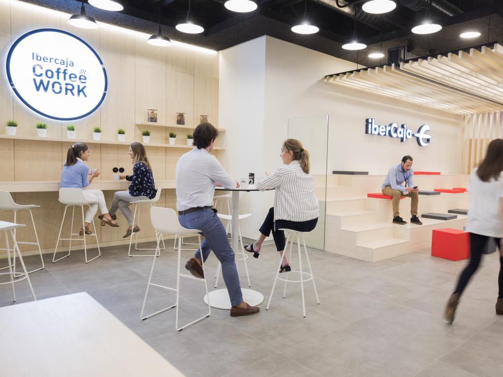 Zona de café para empleados en la sede de Ibercaja en Zaragoza.