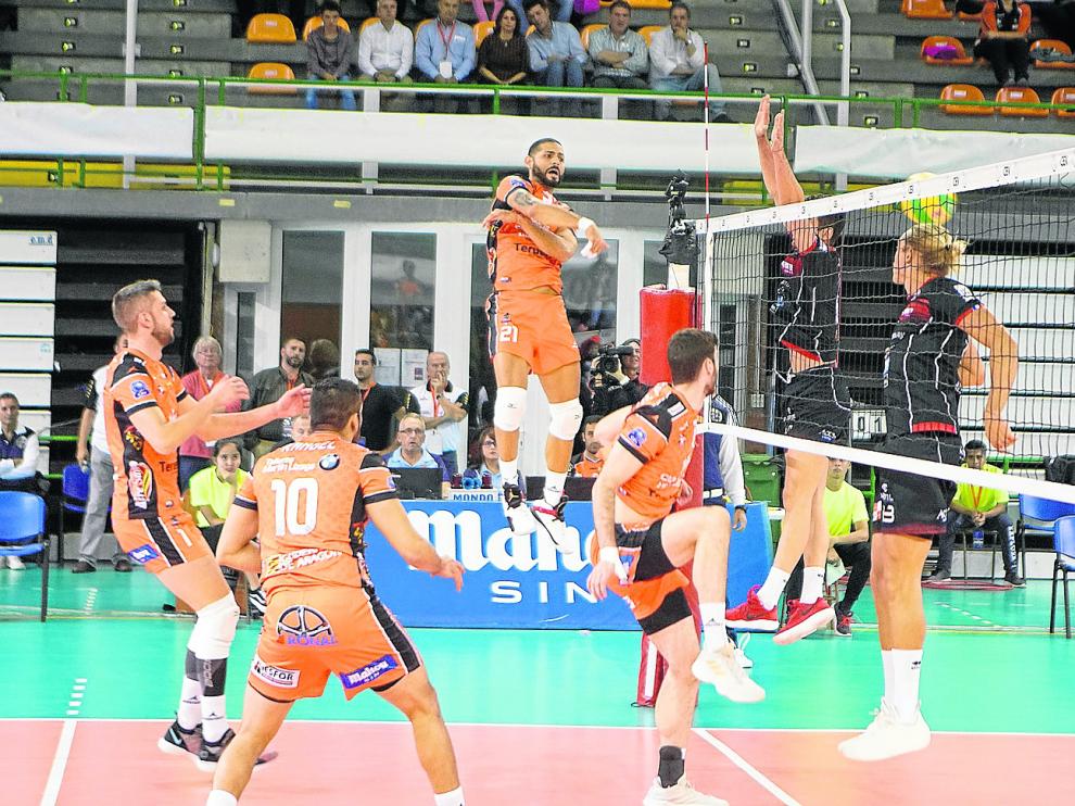 El turolense Thomas Ereu remata un balón en Los Planos frente al Chaumont francés, el último rival del CV Teruel en competición europea.