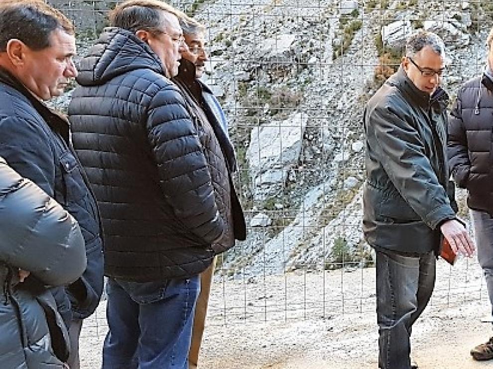 El consejero con autoridades de la zona en el tramo de la carretera que va a repararse.