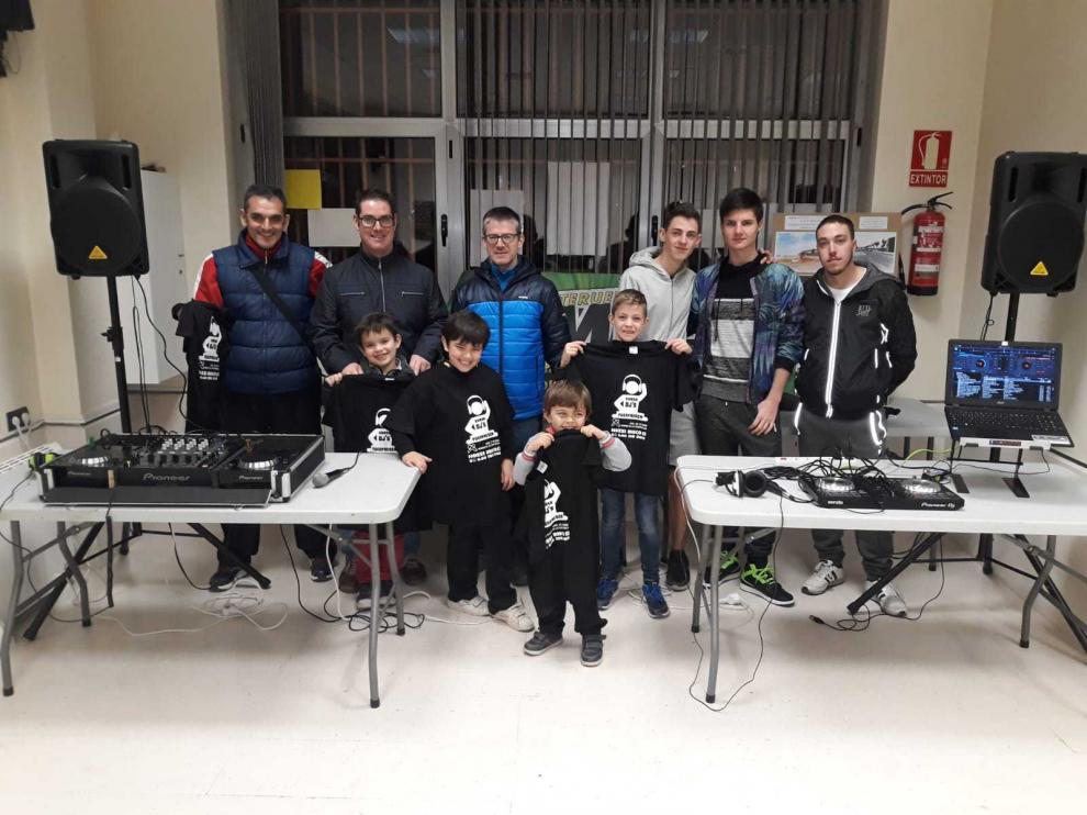 Participantes en el taller de disyoquey de la Semana Cultural de La Fuenfresca.