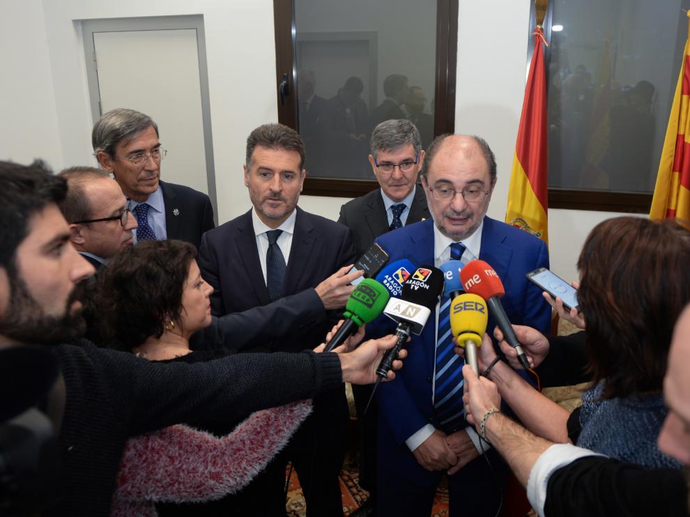 Javier Lambán respondiendo a los periodistas tras la inauguración de las obras del Palacio de la Justicia de Teruel.