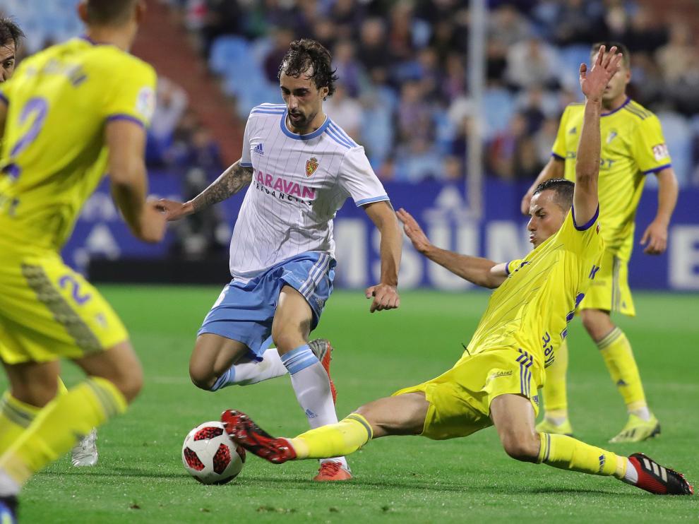 A Eguaras le rebañan un balón en el partido de Copa del Rey contra el Cádiz.