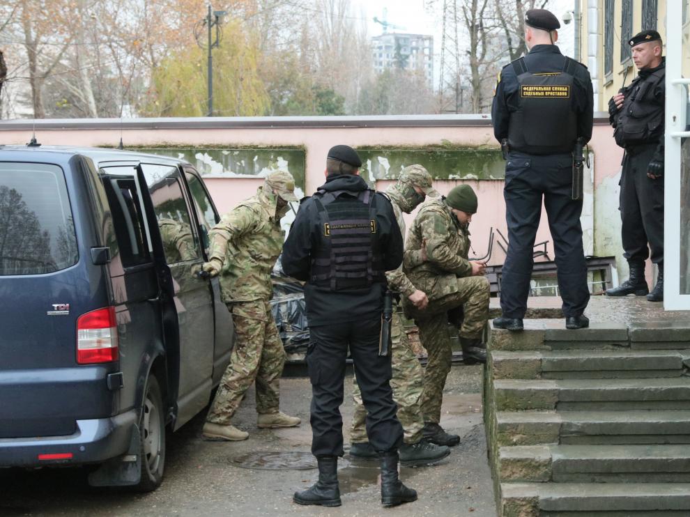 Varios oficiales de la Armada ucraniana llegan escoltados a un tribunal en Crimea.