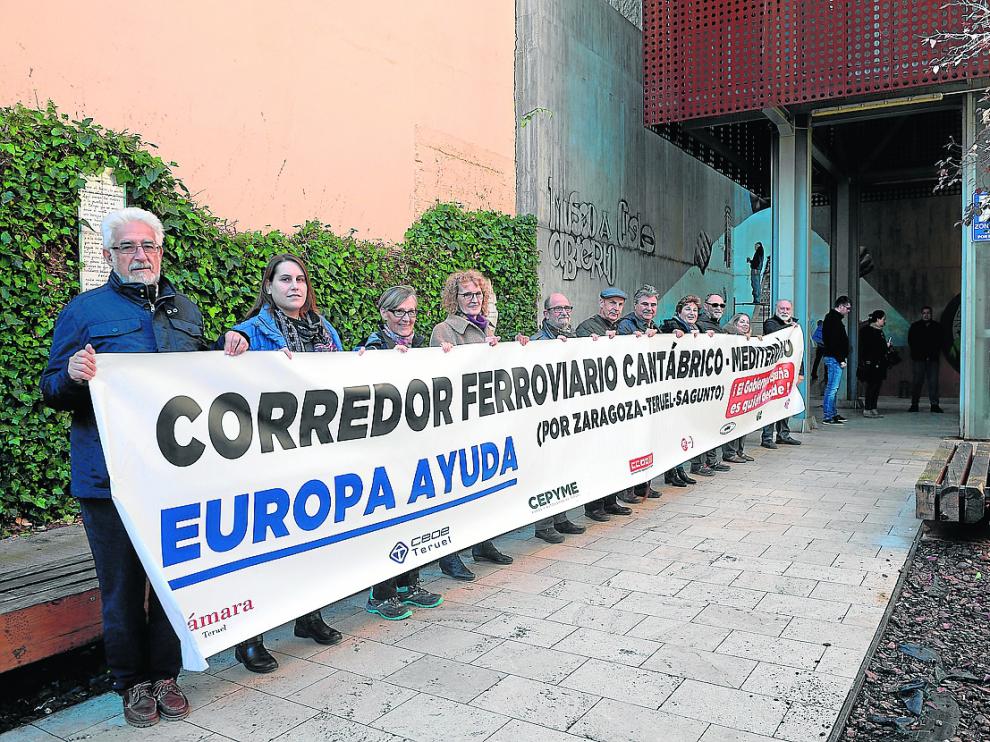Miembros de Teruel Existe desplegaron ayer una pancarta en defensa del ferrocarril.