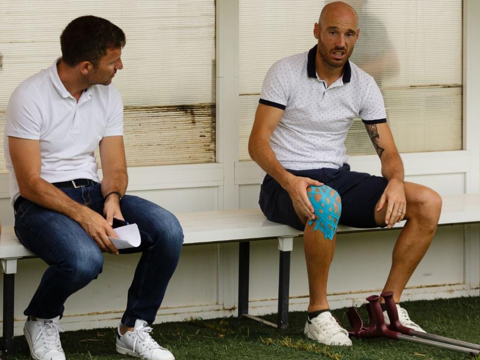 Toquero, con las muletas, junto a Lalo Arantegui a finales de julio en el amistoso de pretemporada que el Real Zaragoza jugó en Tudela. Fue su primera aparición pública desde la campaña anterior.