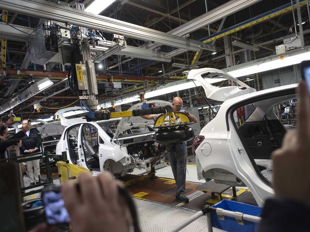 Un operario trabajando en meter el tanque de autogás en uno de los modelos de Figueruelas.