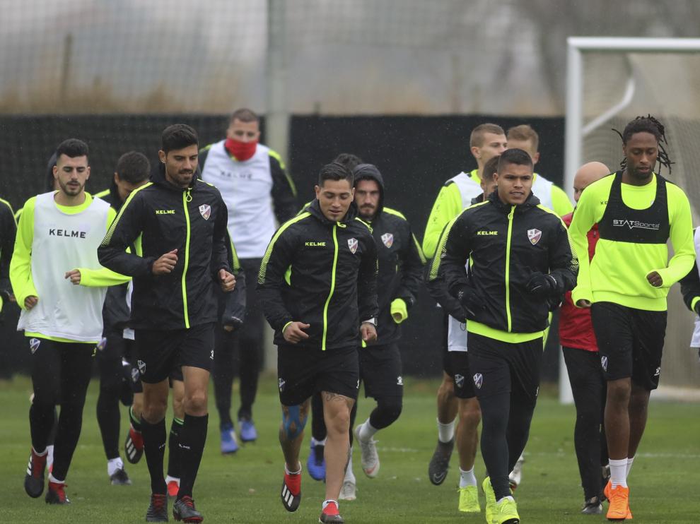 Varios futbolistas de la SD Huesca, durante un entrenamiento.