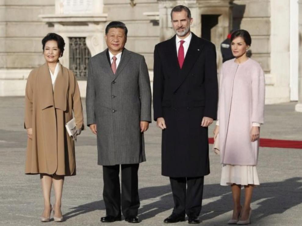 El presidente de la República Popular China, Xi Jinping, y su esposa, Peng Liyuan, junto a Felipe VI y la Reina Letizia.