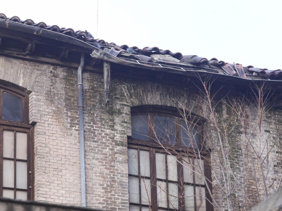 La zona más degradada del alero de la Escuela de Artes, ya con palomas. En el muro se dejan ver los rastros de la humedad