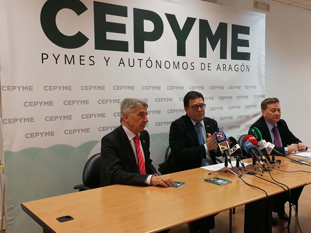Aurelio López de Hita, presidente de CEPYME Aragón; Miguel Ángel Compadre, presidente de la Federación Consejo de Comercio de CEPYME Zaragoza; y Ángel Gálvez, director de misma.