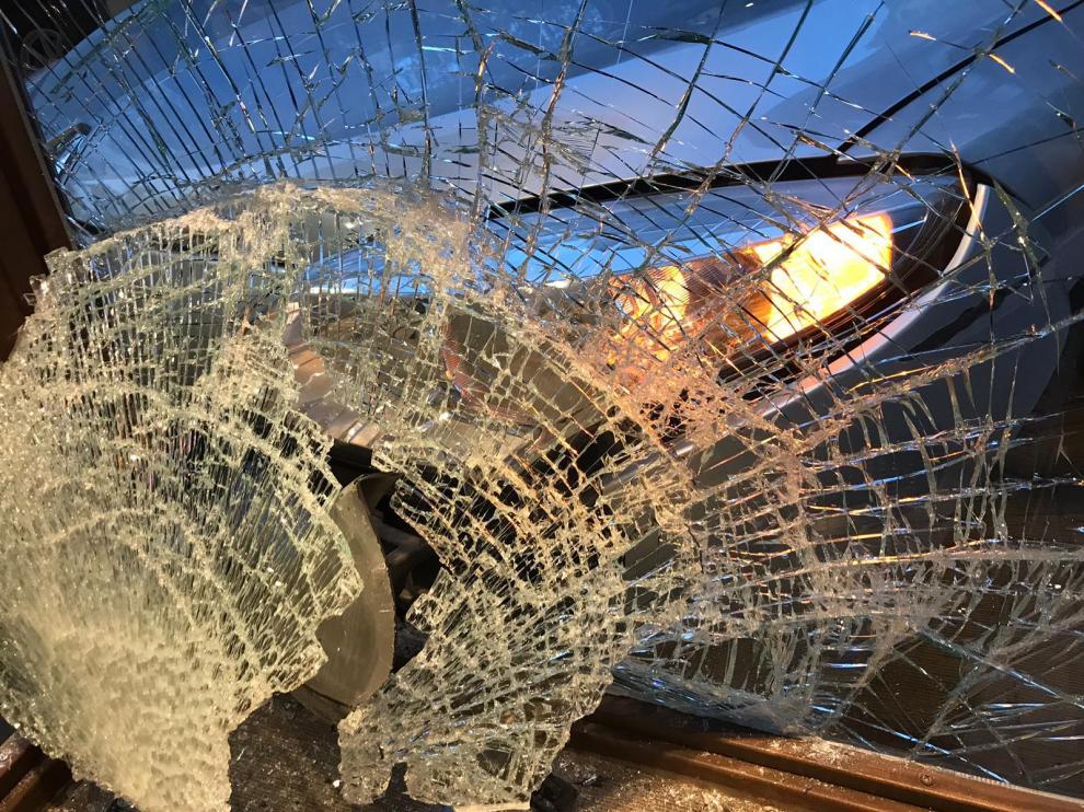 Una conductora de 60 años empotró este martes el coche de su hijo contra un establecimiento de la calle de Arzobispo Yarza intentando aparcar.