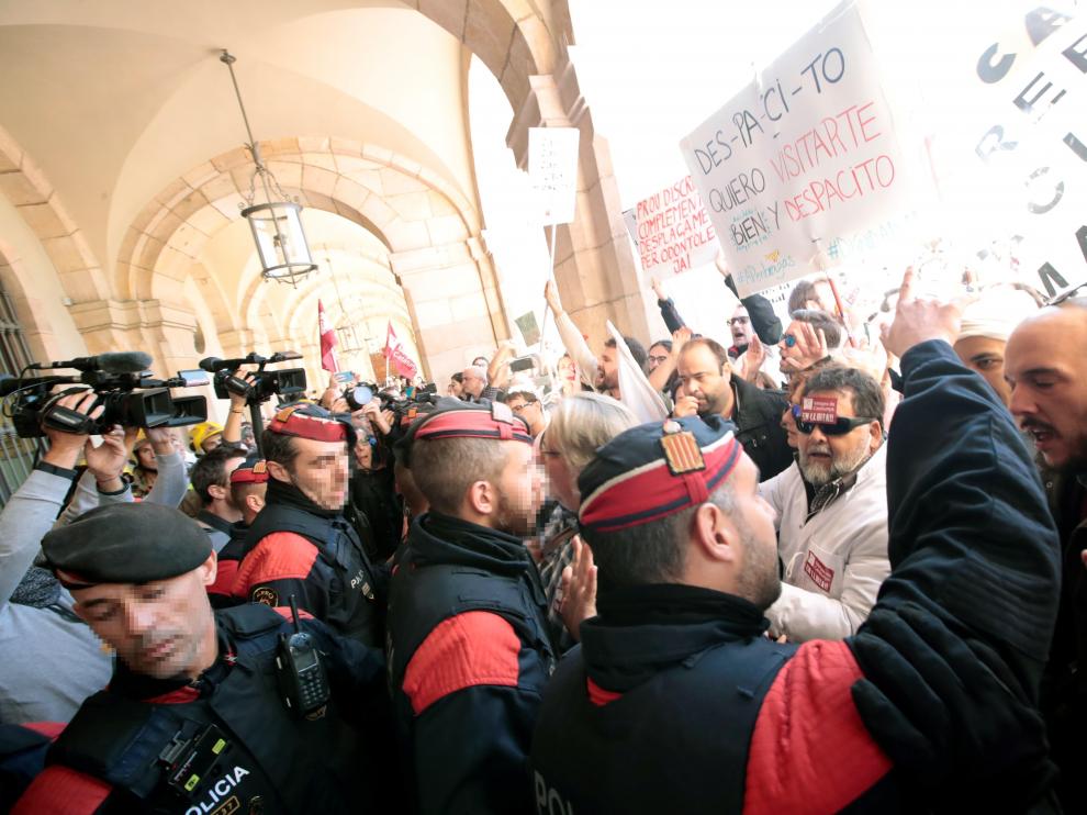 Tensión con los Mossos durante las protestas de Bomberos y médicos en Barcelona