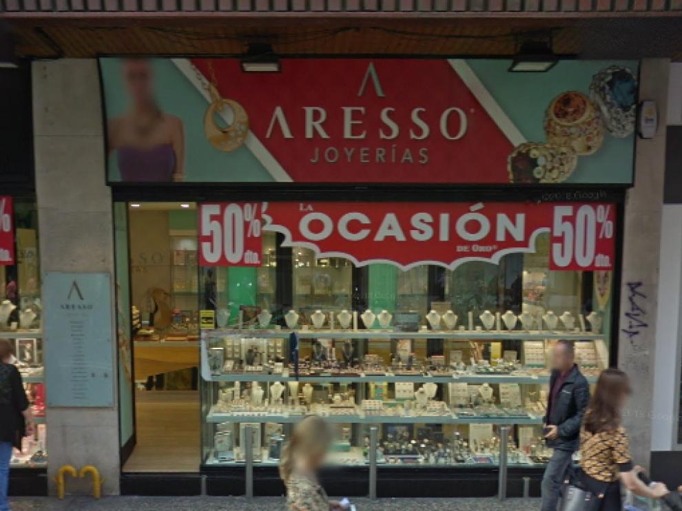 El asalto se produjo sobre la una de la tarde del lunes en esta joyería del Coso de Zaragoza.
