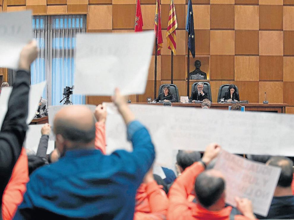 Protesta de los trabajadores de las brigadas de arquitectura en el pleno municipal de la semana pasada.