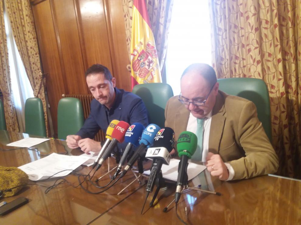 José Ramón Morro, a la derecha, en la Subdelegación.