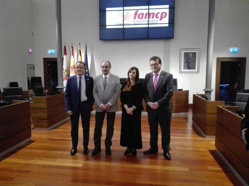 Sánchez Quero, Lambán, Sánchez y Zubieta, en el salón de plenos de la DPZ.