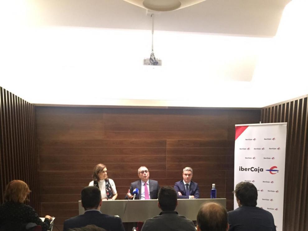 Lili Corredor, directora de Ibercaja Gestión; Rodrigo Galán, director del grupo financiero de Ibercaja y Óscar del Diego, director de Inversiones
