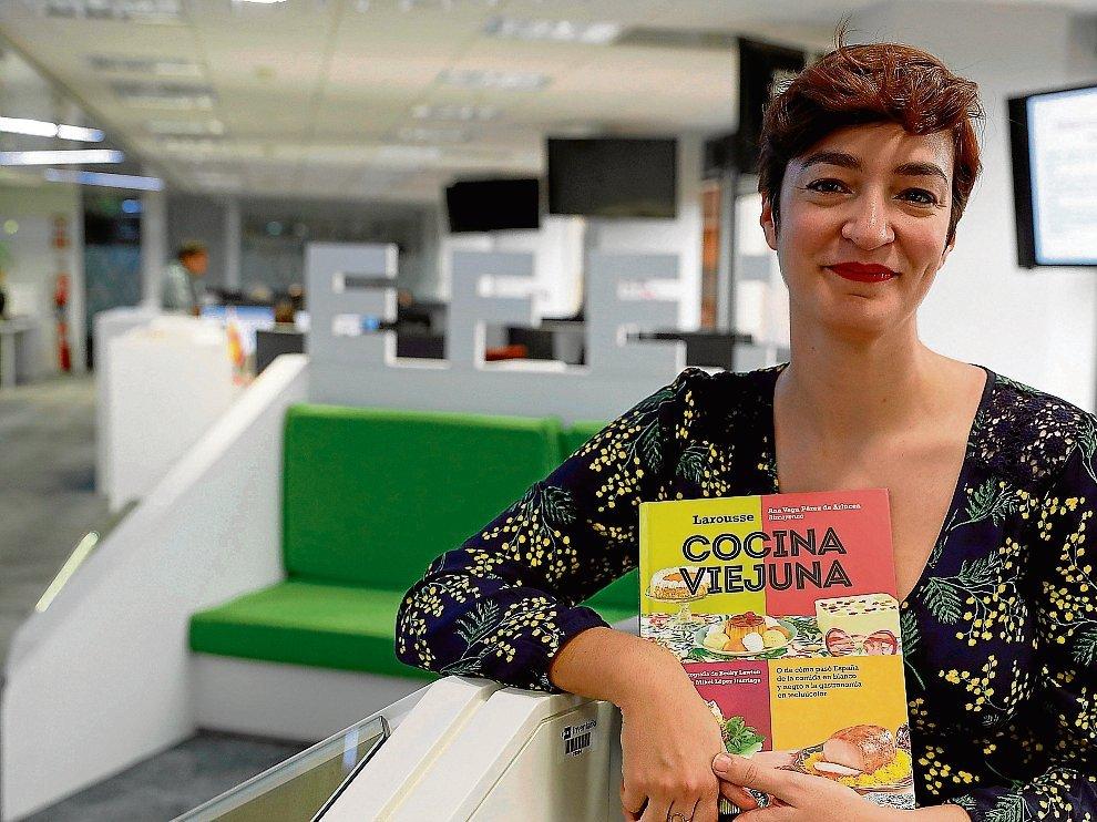 Ana Vega Pérez de Arlucea con su libro, 'Cocina viejuna'.