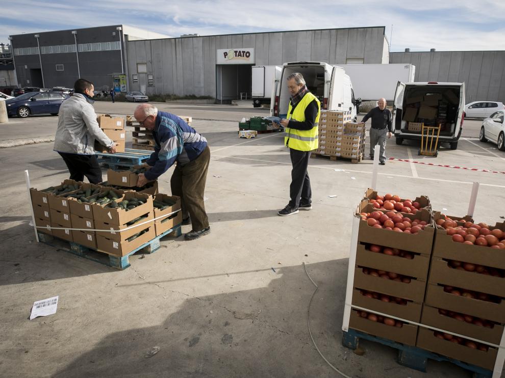 Voluntarios del Banco de Alimentos, este miércoles, preparando la distribución de productos frescos.