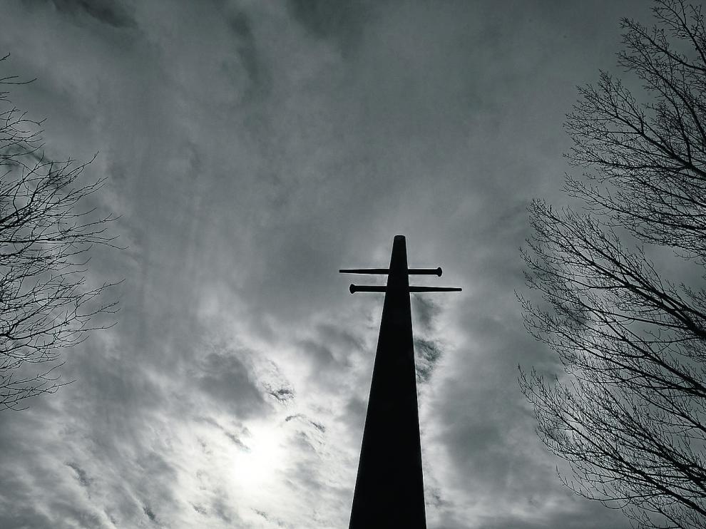 La parte superior de la escultura 'O son do palleriro', de Remigio Dávila, apunta al cielo nublado de Hinojosa de Jarque.