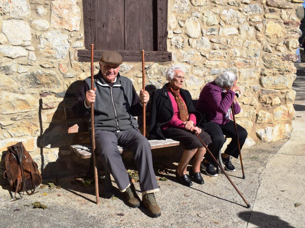 Vecinos de Chía toman el sol de otoño sin descuidar las prendas de abrigo.