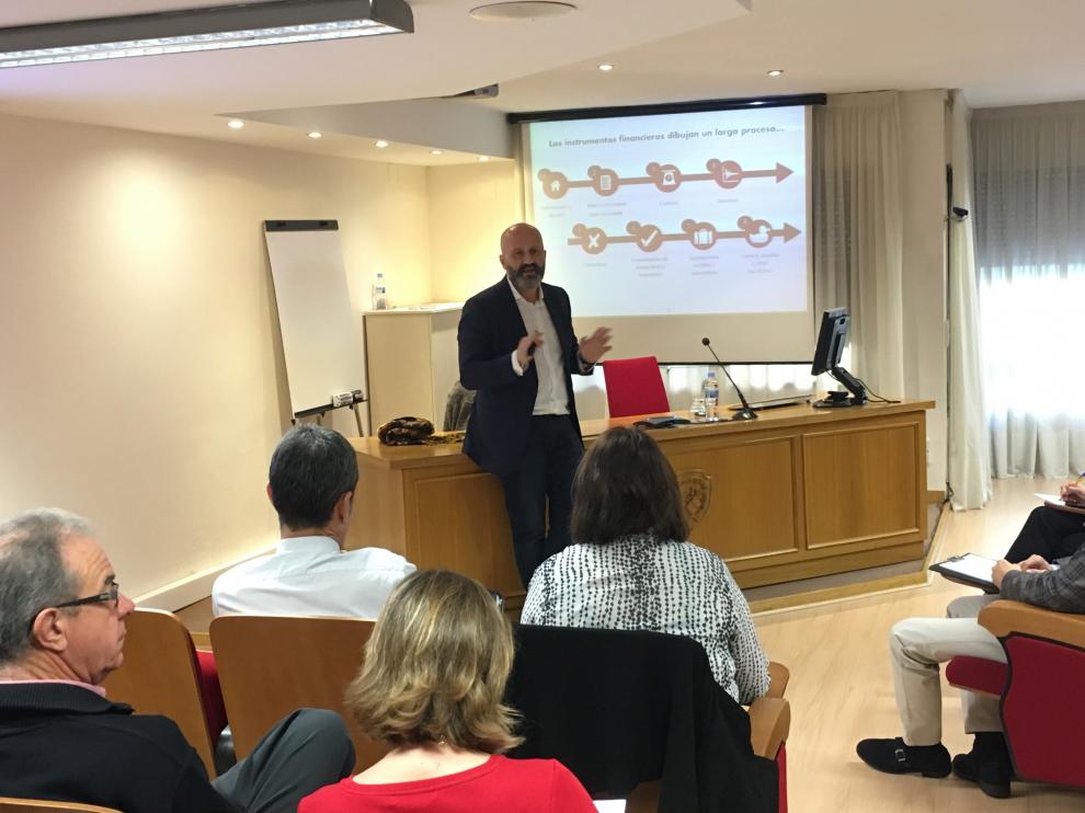 El profesor Carlos Mir, en su conferencia de este miércoles en Zaragoza.