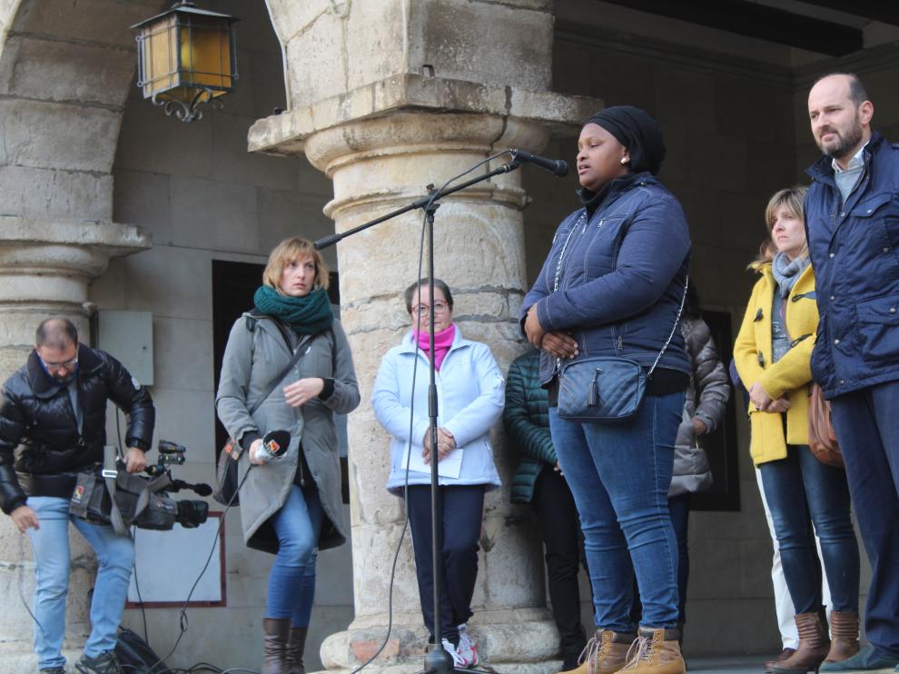 Emotiva despedida de Rokhaya en la plaza Mayor de Monzón