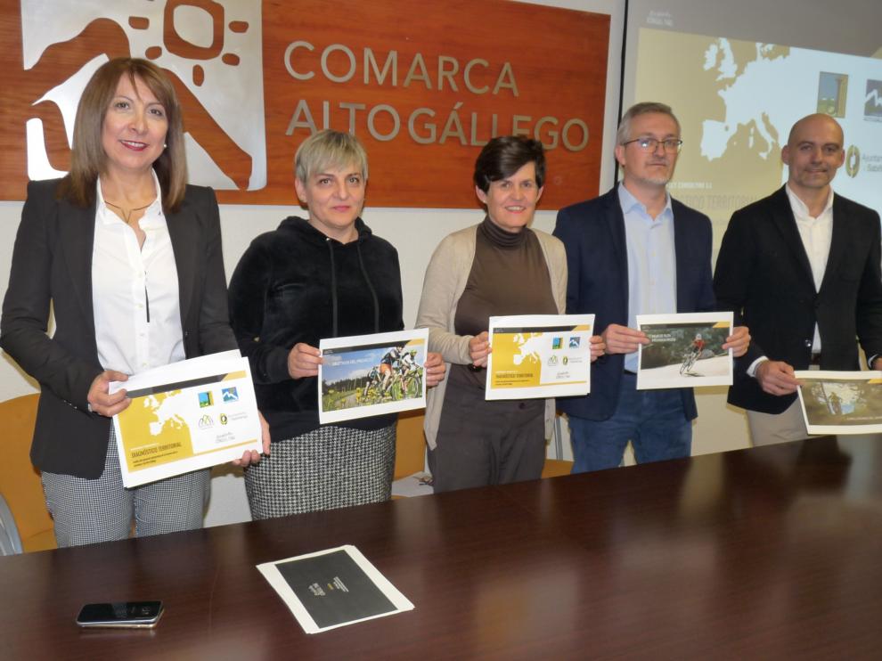 De derecha a izquierda, Berta Fernández, Montse Castán, Lourdes Arruebo, Juan Manuel Ramón y Raúl Villacampa.