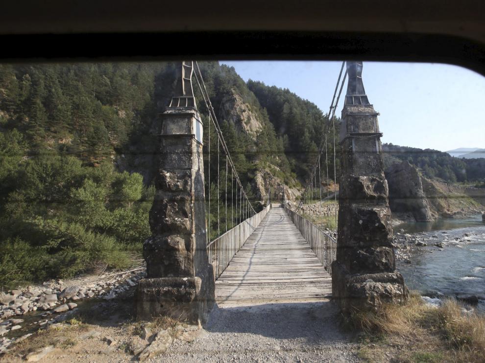 Uno de los bienes traspasados es el puente colgante sobre el río Ara