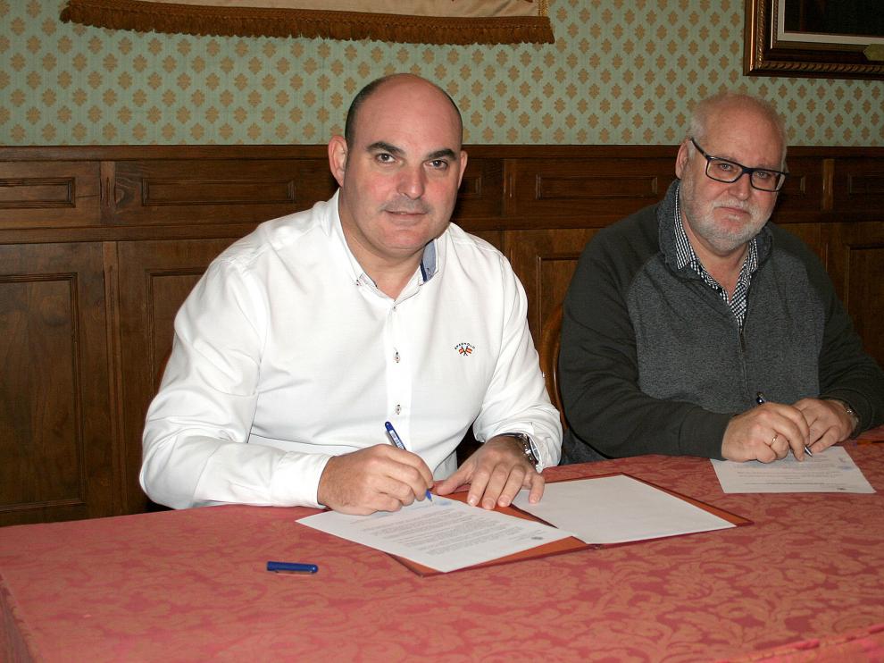 El alcalde de Alcañiz y el director del CPIFP Bajo Aragón han suscrito el acuerdo.