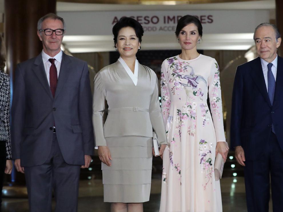 La Reina, y la primera dama china, en el Teatro Real.