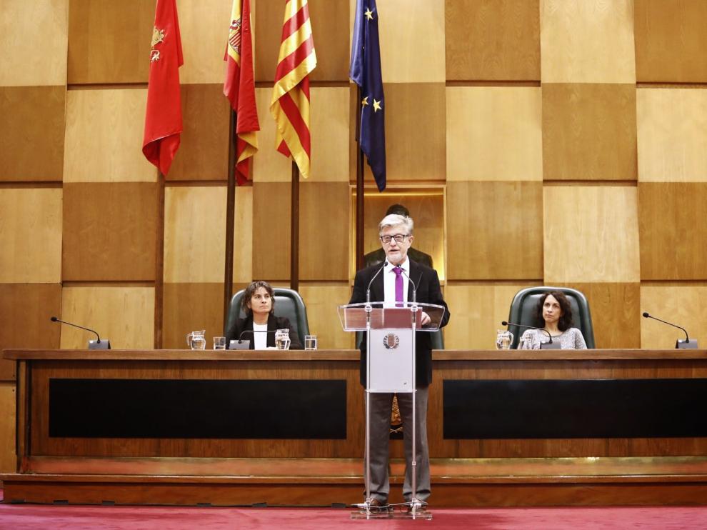 El alcalde Santisteve, en el atril, durante su intervención este jueves.