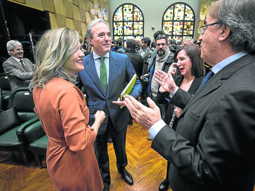 Pilar Alegría, Jorge Azcón, Sara Fernández y Carlos Pérez Anadón charlan antes del debate.