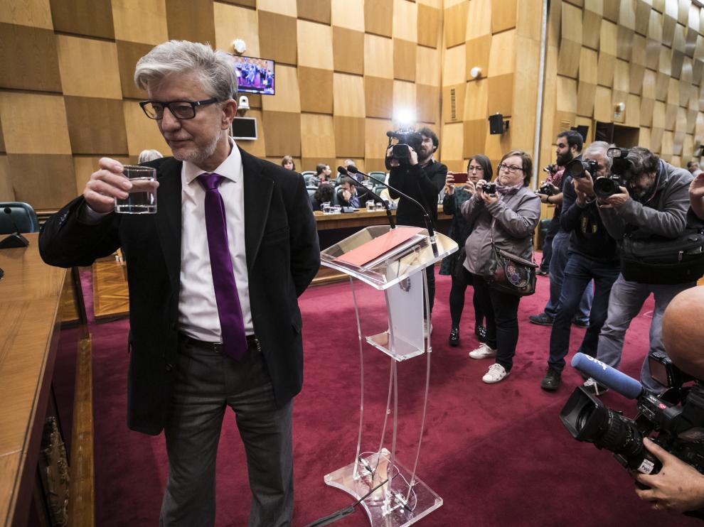 El alcalde, Pedro Santisteve, instantes antes de iniciar su discurso en el salón de plenos del Ayuntamiento de Zaragoza.