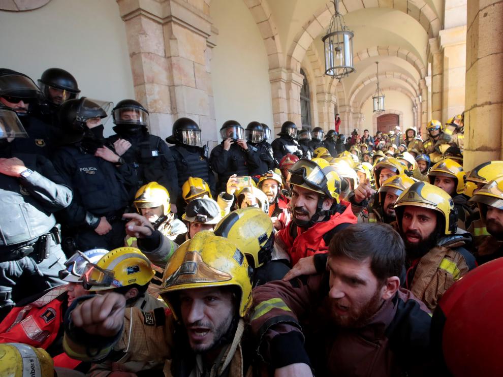 Tensión con los Mossos durante las protestas de Bomberos y médicos en Barcelona.