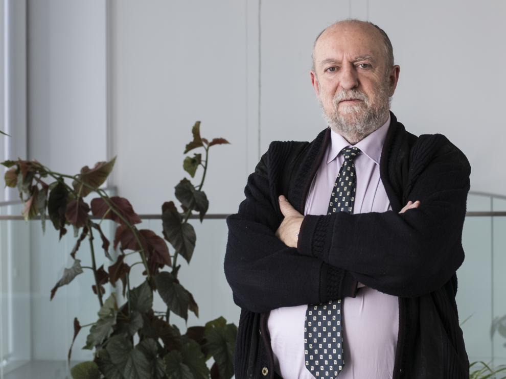 El magistrado Alfonso Ballestín, ayer en su despacho de la Audiencia de Zaragoza.