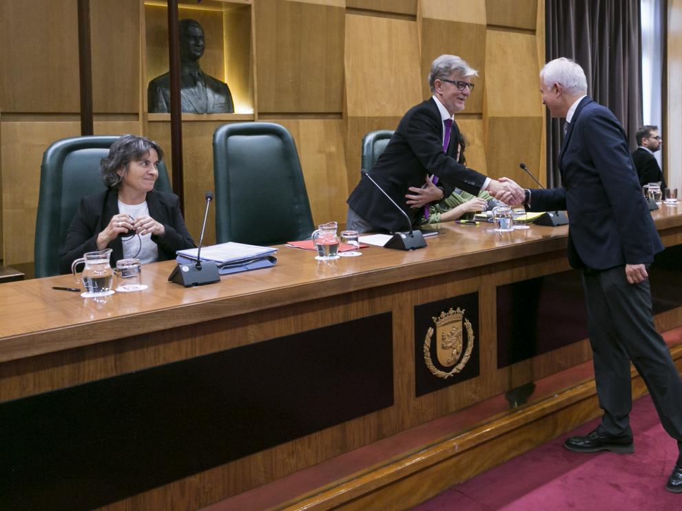 El diputado Eloy Suárez se acercó a estrechar la mano de Santisteve.