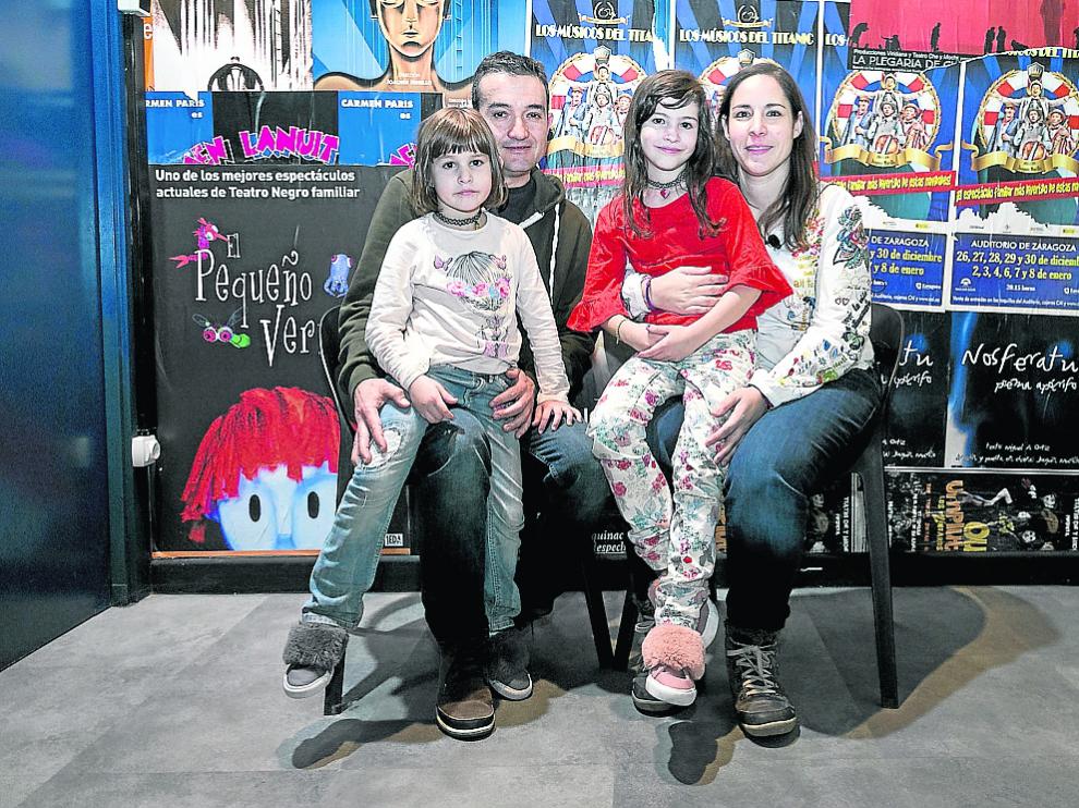 Pedro Peris y Gloria Martí, con sus dos hijas, viven en Calaceite y son una familia de acogida.