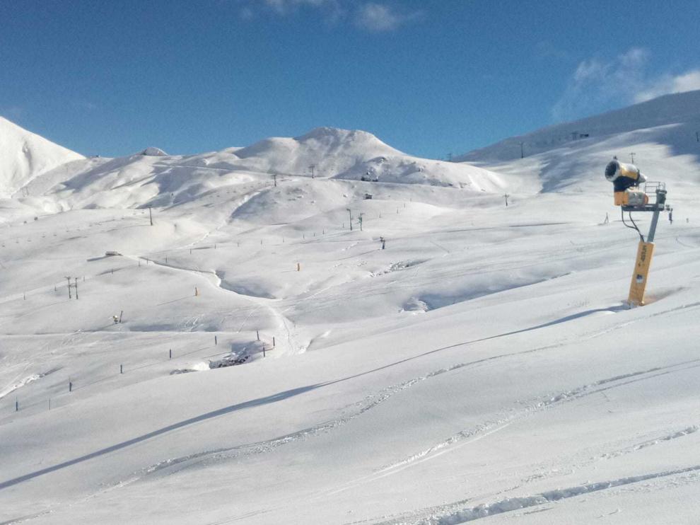 La estación de esquí de Astún, en el Pirineo oscense, ultima los preparativos para abrir el puente de la Constitución.