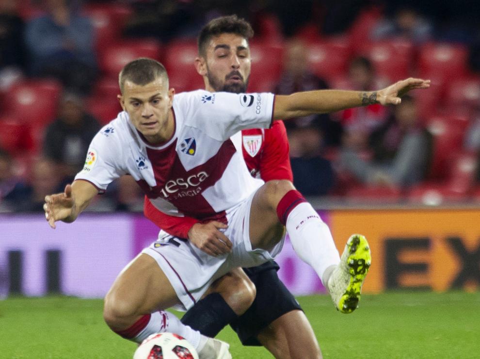 Longo pelea por una pelota durante el partido de San Mamés.