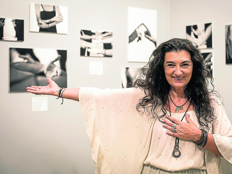 Beatriz Benabarre, en La Casa de la Mujer, ante una parte de su muestra.