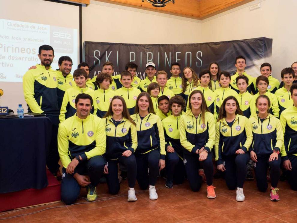 Deportistas y técnicos del CETDI Aragón esquí alpino y fondo junto a los deportistas de las Aulas de Tecnificación.