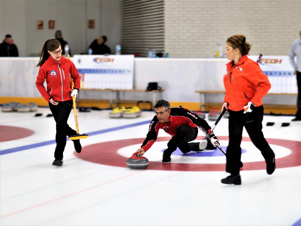 Imagen de un encuentro de curling mixto.