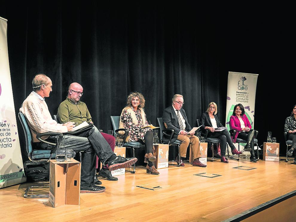 La Fundación APE y representantes políticos en el debate organizado por la asociación el pasado jueves.