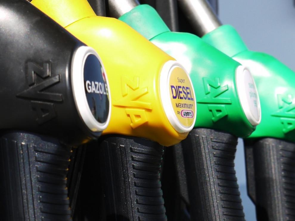 El descenso en los precios del carburante y la electricidad han influido en la caída del IPC.