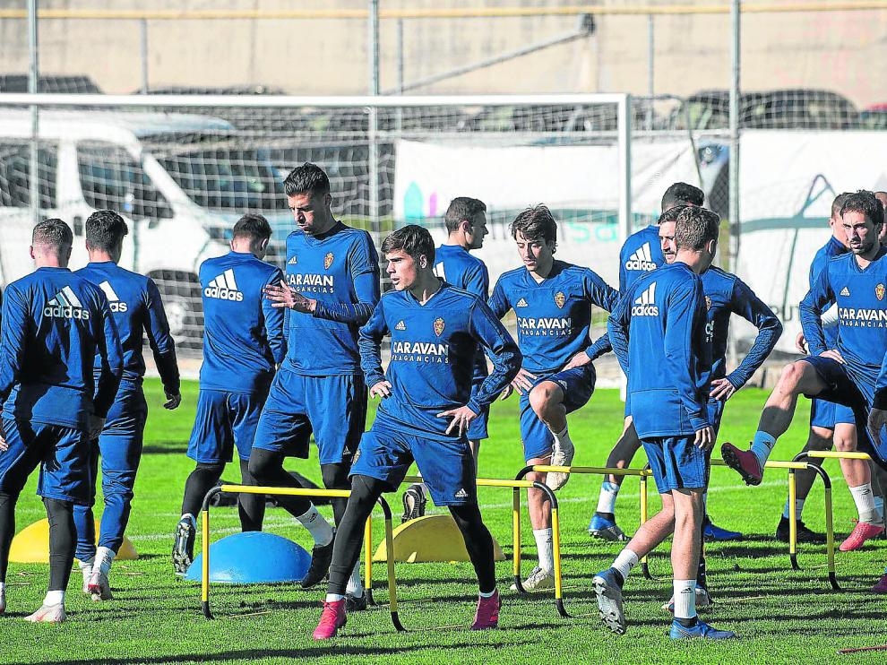Los jugadores del Real Zaragoza, ejercitándose en la Ciudad Deportiva.